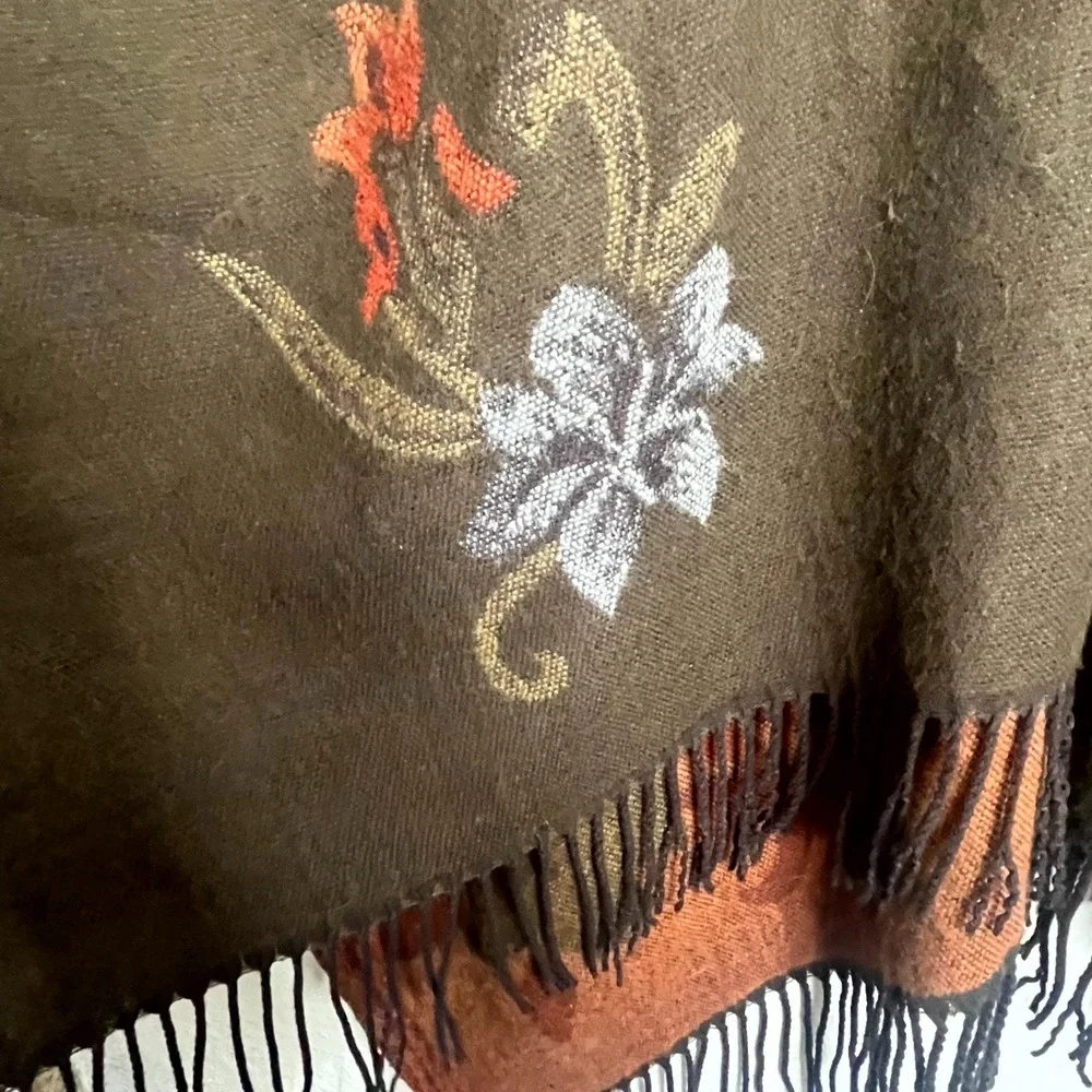 Indigo Soul Poncho Shawl Womens Brown Floral Acrylic Fringe Hem‎ Open Front Wrap
